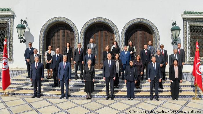 الحكومة التونسية الجديدة في صورة جماعية مع الرئيس قيس سعيّد.