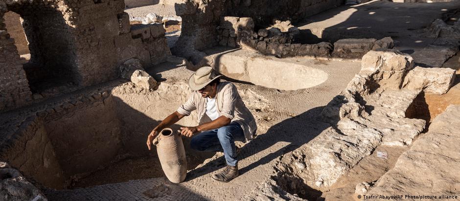 Avshalom Davidesko, da Autoridade de Antiguidades de Israel, examina ânfora encontrada nas escavações