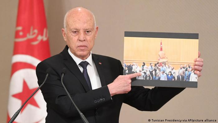 الرئيس التونسي قيس سعيّد عطل عمل البرلمان والمؤسسات التشريعية، إلى أين تسير تونس بعد خطواته المثيرة للجدل؟ 