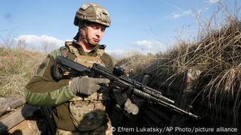 Ουκρανός στρατιώτης φυλάσσει θέσεις στη γραμμή που χωρίζει από τους φιλορώσους μαχητές κοντά στο Λούχανσκ