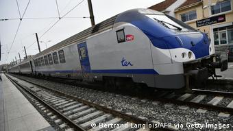 Поезд компании TER подъезжает к вокзалу Марселя во Франции