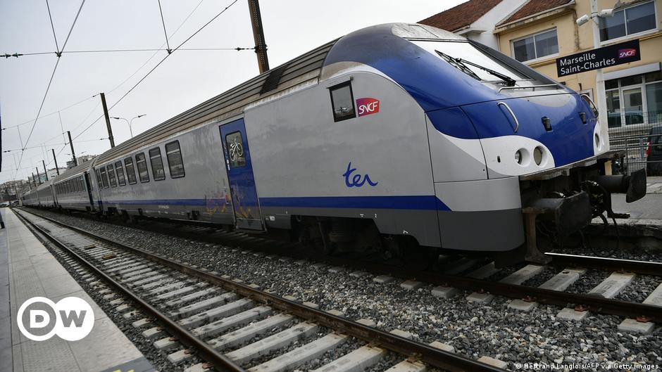 France: Regional train strikes four people, killing three | DW | 12.10.2021