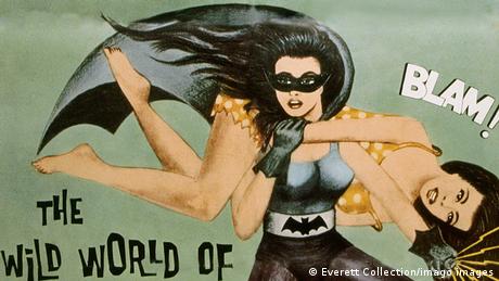 Historisches Batwoman-Poster, auf dem Batwoman eine Frau auf den Schultern trägt. 