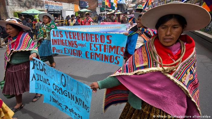 Cuatro mujeres indígenas con carteles que definen a los verdaderos indígenas, en manifestación de indígenas seguidores de Evo Morales en 2011.