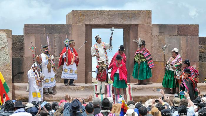 Entonces presidente de Bolivia, Evo Morales, durante ceremonia de investidura como líder indígena en Tiwanaku.