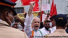 27.9.2021, Mumbai, Indien, Members of the Indian National Congress (INC) political party protest against farm laws during a nationwide strike, in Mumbai, India, September 27, 2021. REUTERS/Francis Mascarenhas