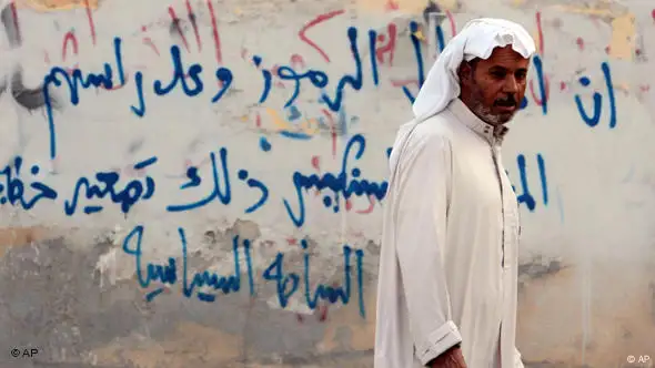 Ein Mann aus Bahrain geht an einem Graffiti vorbei (Foto: AP)