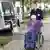 Zivildienstleistender schiebt Rollstuhl mit Patient (Foto: DW)