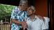 Clementina Espinoza (izq.), de 92 años, besa a su esposo Agustín Espinoza, de 100 años, en una foto tomada en Nicoya, Costa Rica, el 27 de agosto de 2021. La pareja reside en una de las cinco Zonas Azules del mundo, donde la longevidad es una característica común en un número de personas superior al habitual.