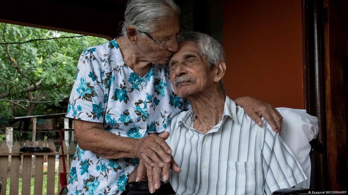 Clementina Espinoza (izquierda), de 92 años, besa a su marido Agustín Espinoza, de 100, en Nicoya, Costa Rica.