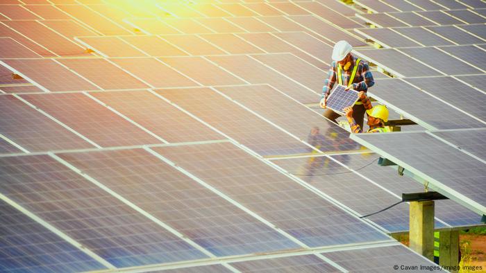 Drei Ingenieure auf der Baustelle eines Solarkraftwerks in Bangkok, Thailand 