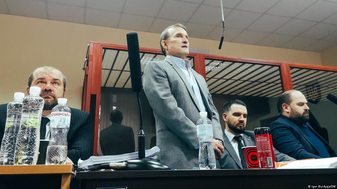 Український політик Віктор Медведчук (по центру) говорить у залі суду, фото 12 жовтня 2021 року Український політик Віктор Медведчук (по центру) говорить у залі суду, фото 12 жовтня 2021 року