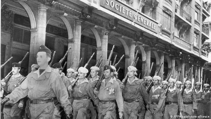وحدة من الحركيين الذين جندتهم فرنسا في حربها في الجزائر (ارشيف 1957)