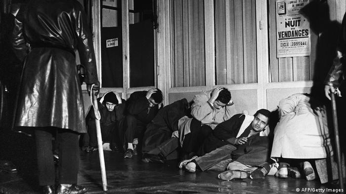 Demonstranti na tlu, policija sa palicama (17. oktobar 1961)
