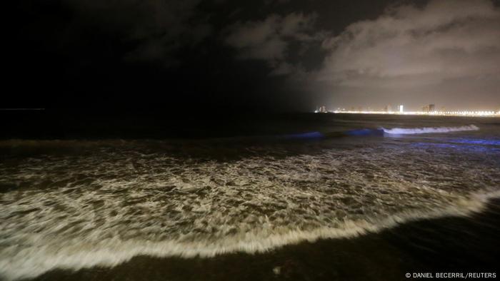 El huracán Pamela agita las aguas en la costa del Pacífico de México.