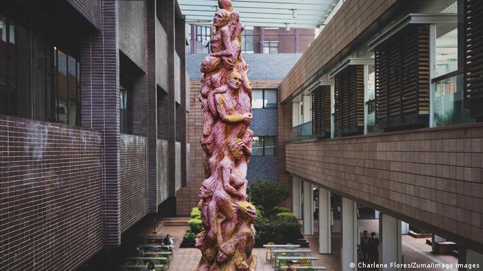 Die Säule der Schande ist acht Meter hoch und steht mitten auf dem Campusgelände der Hongkonger Universität.