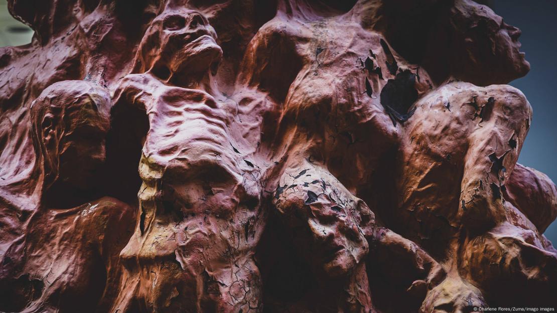 Foto mostra detalhe da escultura que representa corpos amontoados em hall da universidade de Hong Kong.