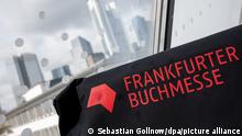 Eine Tasche mit der Aufschrift Frankfurter Buchmesse steht nach der Vorschau-Pressekonferenz zur Frankfurter Buchmesse 2021 vor einem Fenster mit der Frankfurter Skyline im Hintergrund.