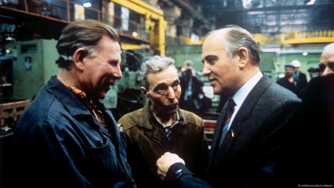 Михаил Горбачов во разговор со работници во московска фабрика за автомобили во 1985 година
