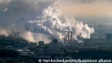 ARCHIV - Rauch steigt am 15.12.2016 aus den Schornsteinen einer Industrieanlage in Moskau (Russland) auf. (zu dpa «Schock-Botschaft aus Bonn: Der CO2-Ausstoß steigt wieder» vom 13.11.2017) Foto: Yuri Kochetkov/EPA/dpa +++ dpa-Bildfunk +++
