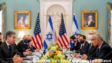 13.10.2021, USA, Washington: Antony Blinken (vorne l), Außenminister der USA, und Yair Lapid (vorne r), Außenminister von Israel, nehmen an einem bilateralen Treffen im Außenministerium in Washington teil. Foto: Andrew Harnik/AP/dpa +++ dpa-Bildfunk +++