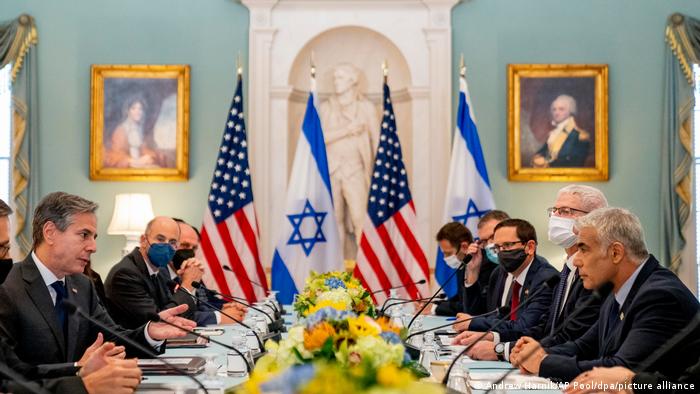 وزير الخارجية الأمريكي أنتوني بلينكن (على اليسار) ونظيره الإسرائيلي يائير لبيد (الأول من اليمين) 