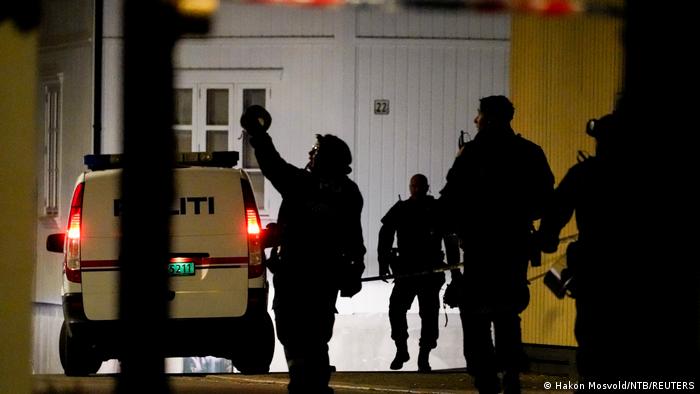 La policía investiga después de que varias personas murieran y otras resultaran heridas en el ataque, Kongsberg, Noruega (13.10.2021)