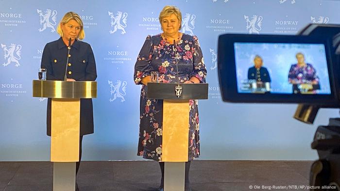 Erna Solberg (dcha.), primera ministra de Noruega, y Monica Mæland, ministra noruega de Justicia, durante una conferencia de prensa tras el ataque. (13.10.2021).