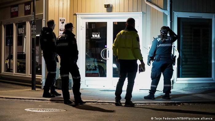 Нападник учинив стрілянину з лука в кількох місцях, зокрема в одному з супермаркетів міста Конгсберг