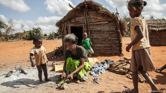 Une dame, la cinquantaine, et ses enfants, en proie à la famine dans le sud du pays