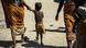 Niños con sus madres en Madagascar. Niños con sus madres en Madagascar.
