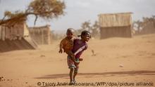 11.06.21 Kinder im Süden Madagaskars. Die schlimmste Dürre seit 40 Jahren gefährdet in dem vor Afrikas Ostküste gelegenen Inselstaat Madagaskar das Leben hunderttausender Menschen. Betroffen seien vor allem aber auch die Kinder, warnte die Hilfsorganisation Save the Children. Zehntausende stehen in Madagaskar kurz vor dem Hungertod. Seit vier Jahren herrscht Dürre. Es gibt kein sauberes Trinkwasser, nichts zu Essen. Und Regen ist nicht in Sicht. (zu dpa: «Hungersnot in Madagaskar: Menschen essen Lehm und Blätter») +++ dpa-Bildfunk +++