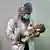 Eine Ärztin hält ein Baby in der Hand.