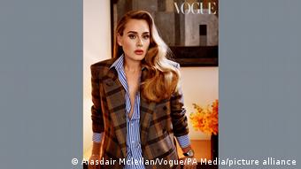 Adele in der US-Vogue-Ausgabe in einem karierten Blazer und mit gewelltem Haar.