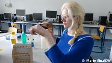 Nur zur abgesprochenen Berichterstattung! *** Herr Mahnke und seine Schülerin Alexandra Dunayeva beim Chemieunterricht an der Carl-Strehl-Schule in Marburg.
