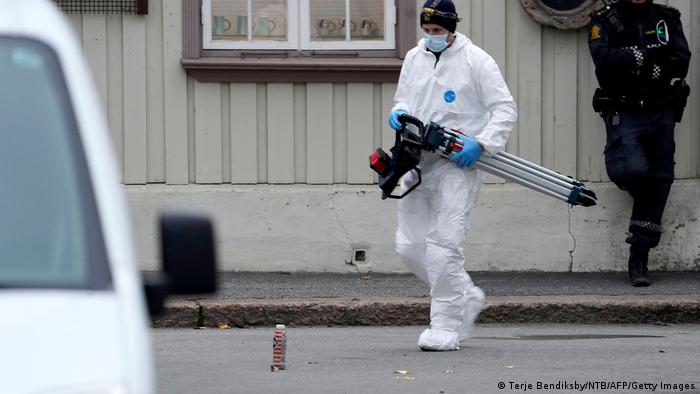 Un forense traslada material de prueba durante investigaciones tras el ataque en Konsberg, Noruega. (14.10.2021).