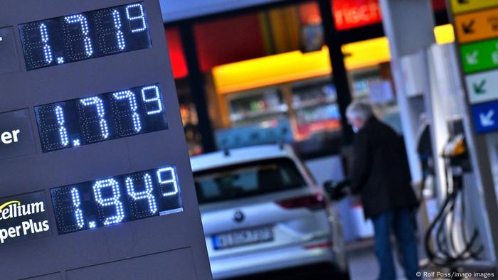 Symbolbild Stagflation Tankstelle Benzinpreise