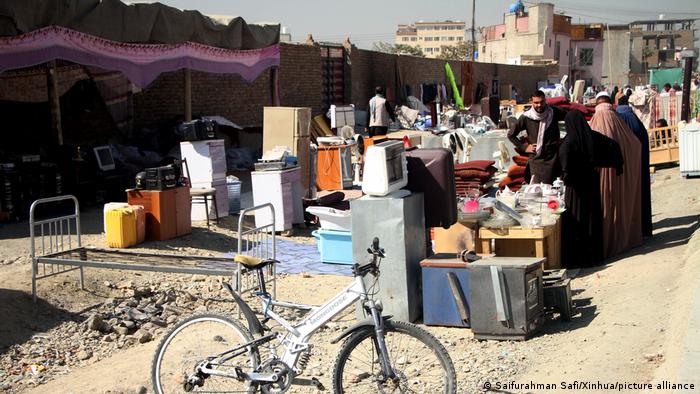 در پی قدرت‌گیری طالبان بسیاری از مردم قادر به تامین ابتدایی‌ترین نیازمندی‌های خود نیز نیستند. برخی‌ها حتی برای تأمین نیاز‌های اولیه خود ناچار شده‌اند، دار و ندار خود را در بازارهای خیابانی کابل به فروش بگذارند.