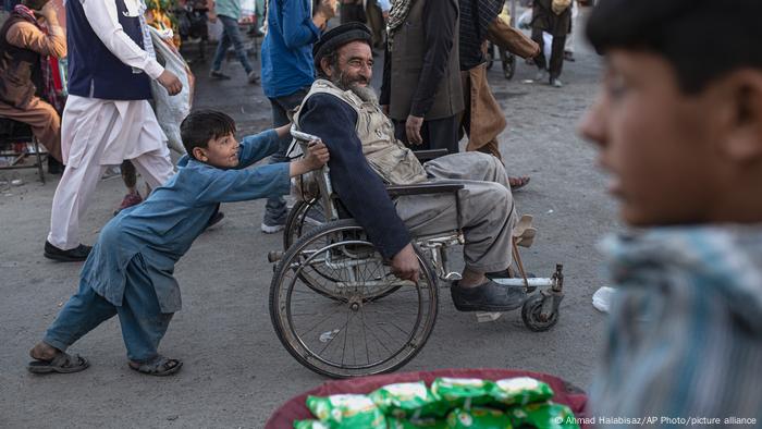 در برخی از صحنه‌ها نیز می‌توان دید که چگونه افغان‌های پیر و جوان علیرغم مشکلات و سایه سنگین طالبان می‌کوشند همبستگی خود را حفظ کنند. 