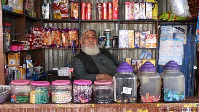 در حال حاضر آینده‌ای مبهم در انتظار شهروندان افغانستان است، خواه از لحاظ اقتصادی و خواه از لحاظ اجتماعی و حقوق بشر. تصویری از یک بقالی کوچک در کابل که چشم‌انتظار مشتری است.