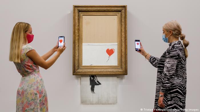Беше вистинска атракција, кога веднаш по аукцијата, продадената слика на таинствениот уметник Бенкси почна да се самоуништува. Сега преименувана таа повторно беше ставена на аукција и оствари рекордна цена на аукција од 21,8 милиони евра, што е рекорд за дело на овој уметник .
