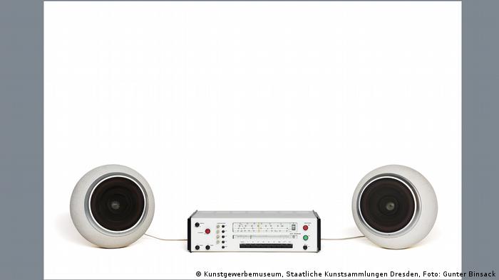 Musikanlage mit zwei runden weißen Lautsprechern rechts und links 