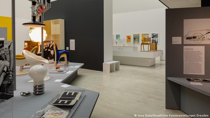 Blick auf Ausstellung Deutsches Design 1949 – 1989 in der Kunsthalle im Lipsiusbau