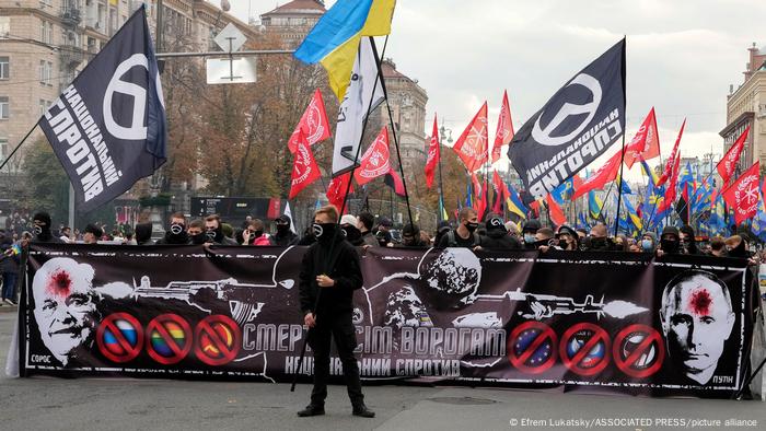 На банерах організації Національний спротив можна було побачити ненависницькі символи і гасла