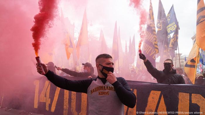 Учасники Маршу нації підпалили піротехнічні факели у Києві