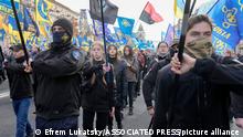 14.10.2021, Kiew, Ukraine, Members of nationalist movements attend a rally marking Defender of Ukraine Day in centre Kyiv, Ukraine, Thursday, Oct. 14, 2021. Some 15,000 far-right and nationalist activists march in the Ukrainian capital, chanting Glory to Ukraine and waving yellow and blue flags. (AP Photo/Efrem Lukatsky)