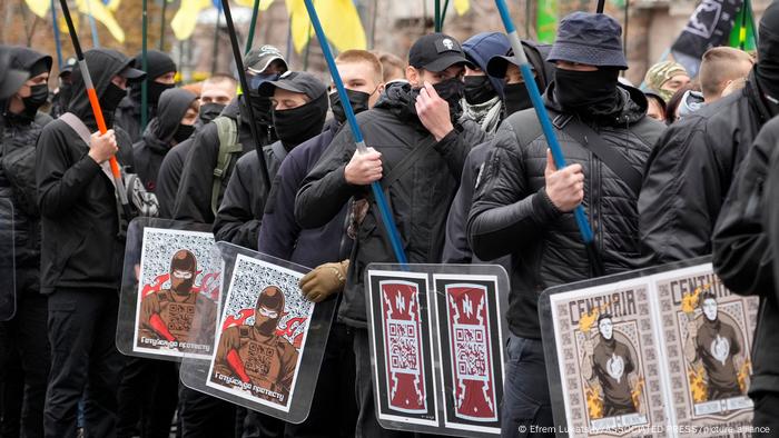 Ukraine Mitglieder der nationalistischen Bewegungen an einer Kundgebung zum Tag der Verteidigung der Ukraine teil