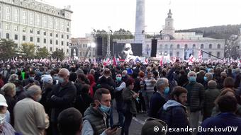 Тысячи людей на площади в Тбилиси, где проходил митинг с требованием освободить Михаила Саакашвили 