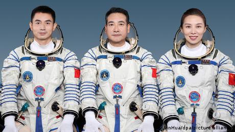 Astraonautas chinos de la estación espacial Shenzhou-13