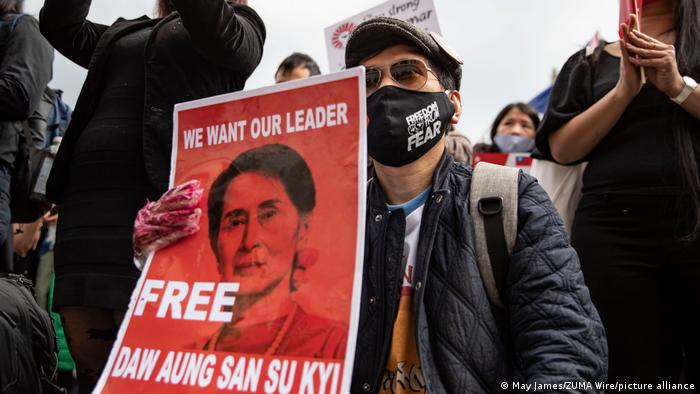 Protesta para que la junta militar libere a Aung San Suu Kyi.